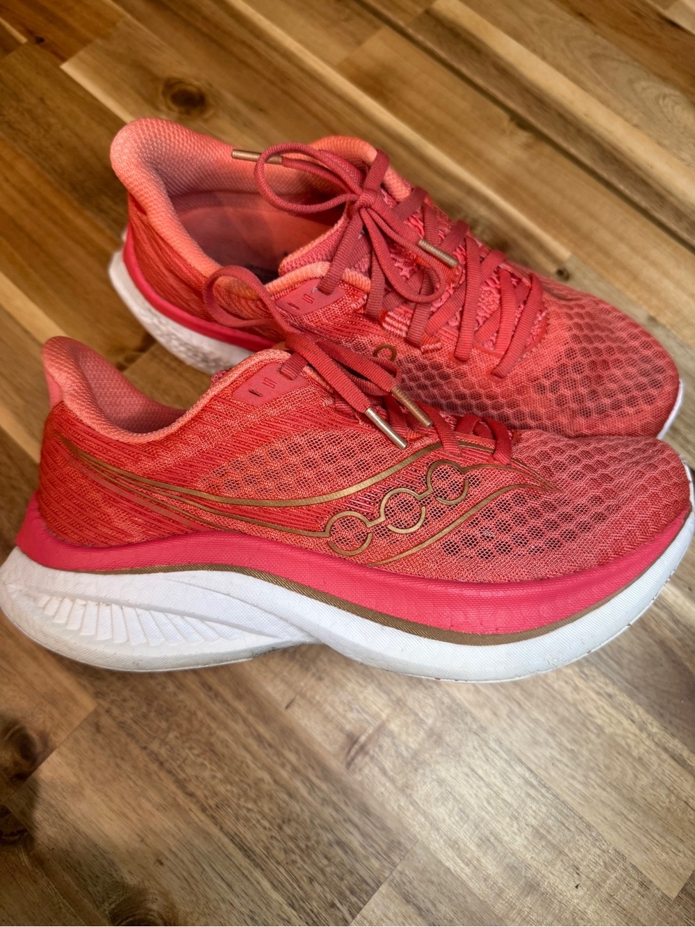Saucony Endorphin Speed 5 in coral and gold